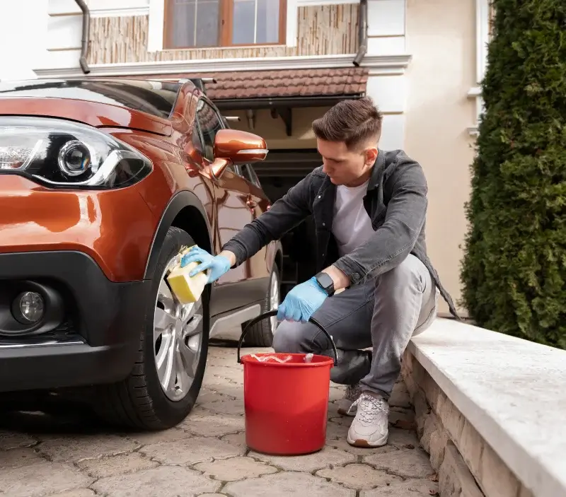 Lavage auto à domicile Golinhac : professionnel intervenant sur un véhicule